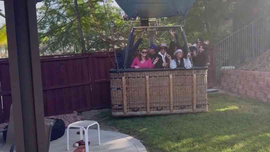 Globo aerostático aterriza de emergencia en patio de casa en California | ViX