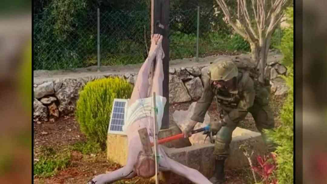 Ejército israelí investiga a soldado por destruir una estatua de Jesucristo en el sur del Líbano | ViX
