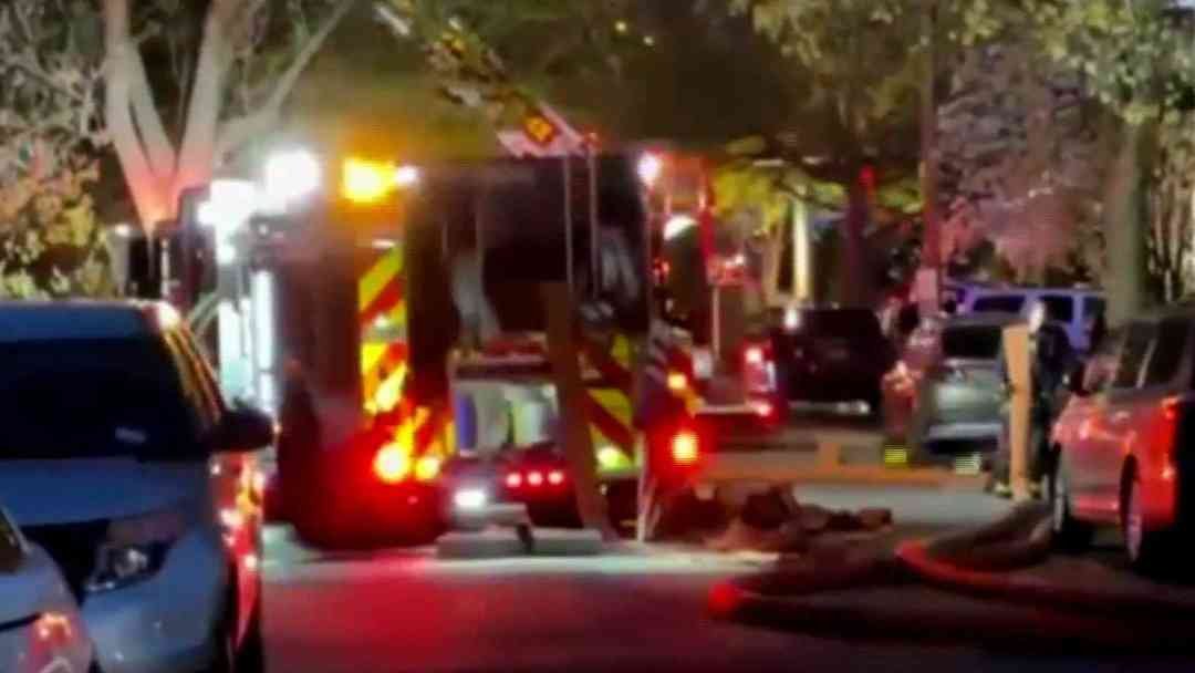 Incendio en Ridgefield Park, NJ, destruye viviendas y deja a dos bomberos lesionados | ViX