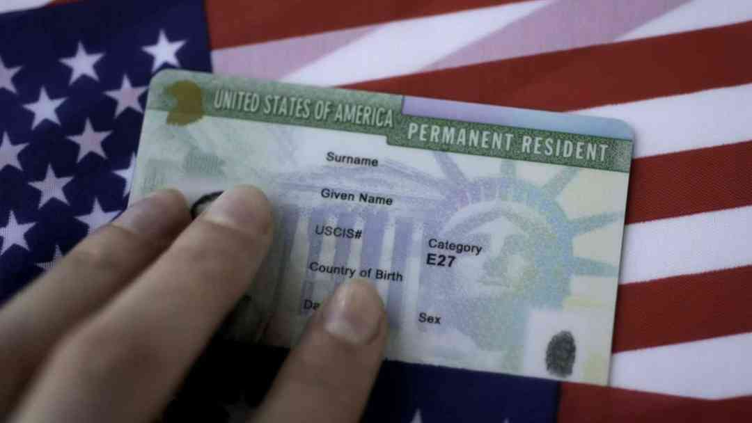 Evaluan revocar Green Cards otorgadas durante gobierno de Joe Biden | ViX