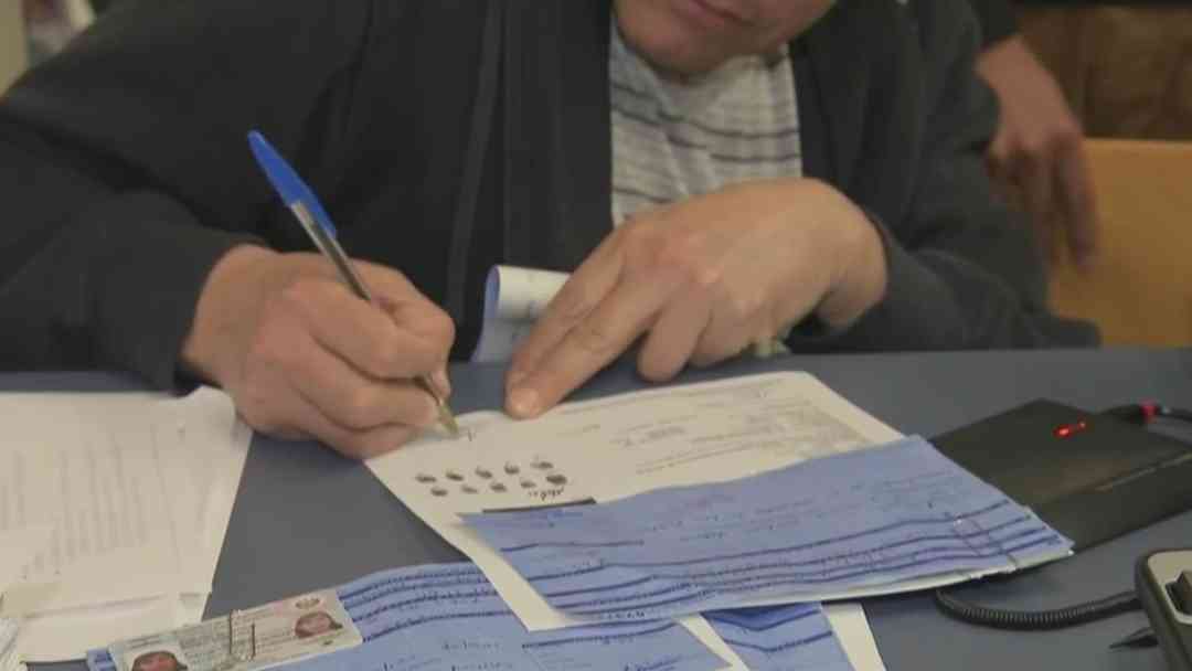 Nuevas Reglas de Inmigración | Demandan al gobierno de Trump por eliminar extensiones de permisos de trabajo | ViX