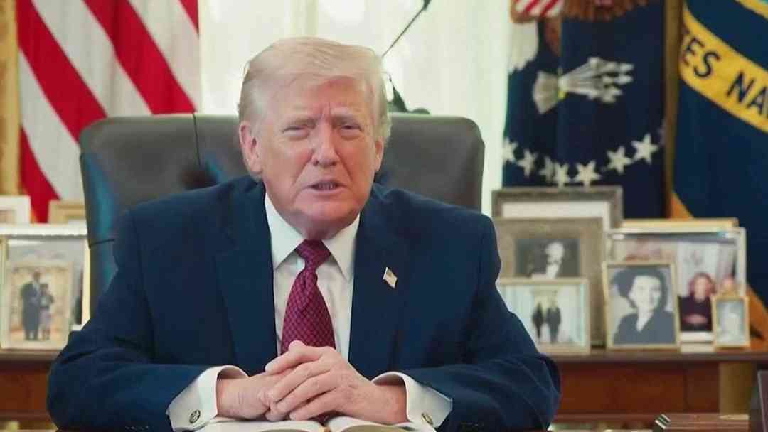 El presidente Trump participa en maratón de lectura de la Biblia y recita pasaje | ViX