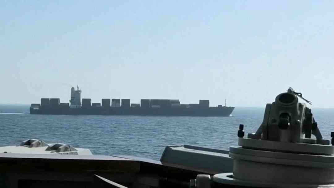 Irán ataca 3 buques en el estrecho de Ormuz, mientras Trump extiende el cese al fuego | ViX