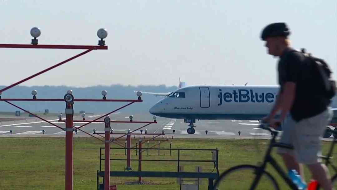 Escándalo señala a JetBlue por presunta manipulación de precios según el historial del cliente | ViX