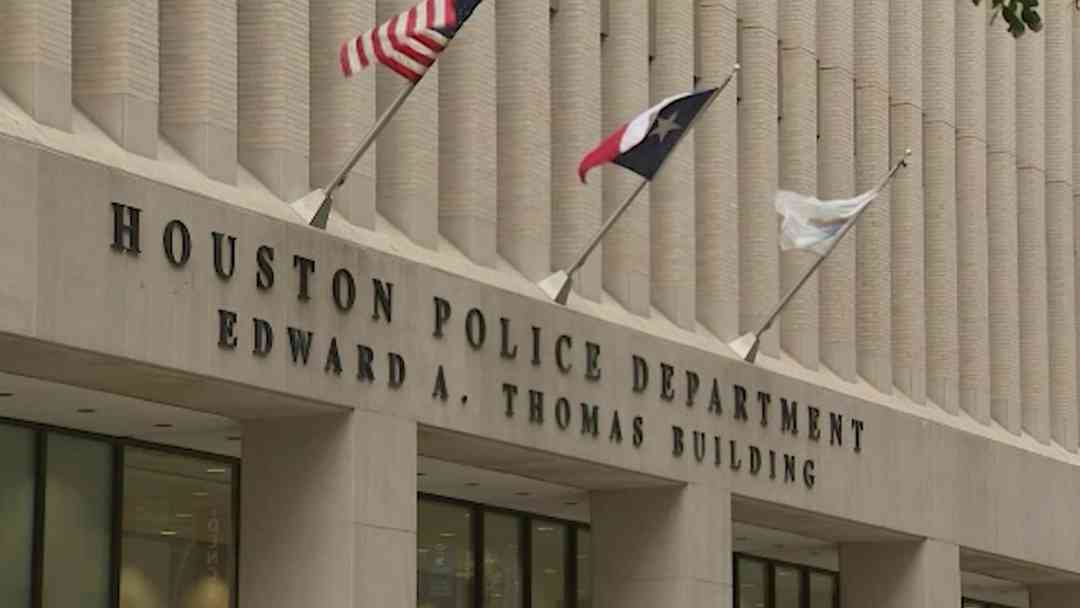 Entre la espada y la pared: Houston cede ante el gobernador Abbott y cambia sus reglas migratorias | ViX