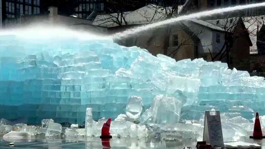 Bomberos de Toronto retiran escultura de hielo de Drake por riesgos de seguridad | ViX