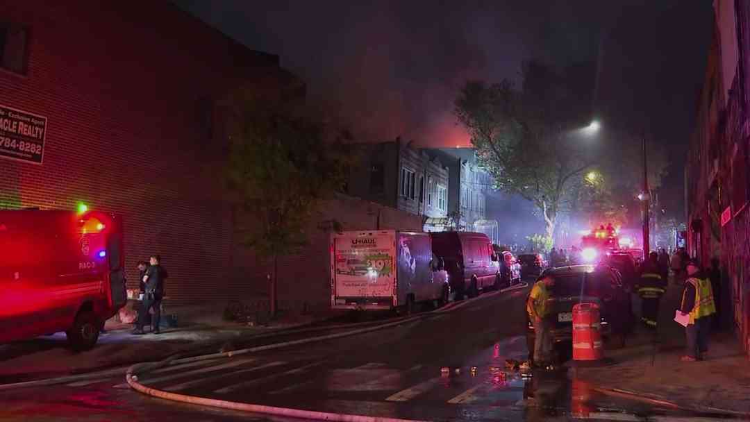 Incendio devasta histórica iglesia en Queens, deja cinco bomberos heridos | ViX