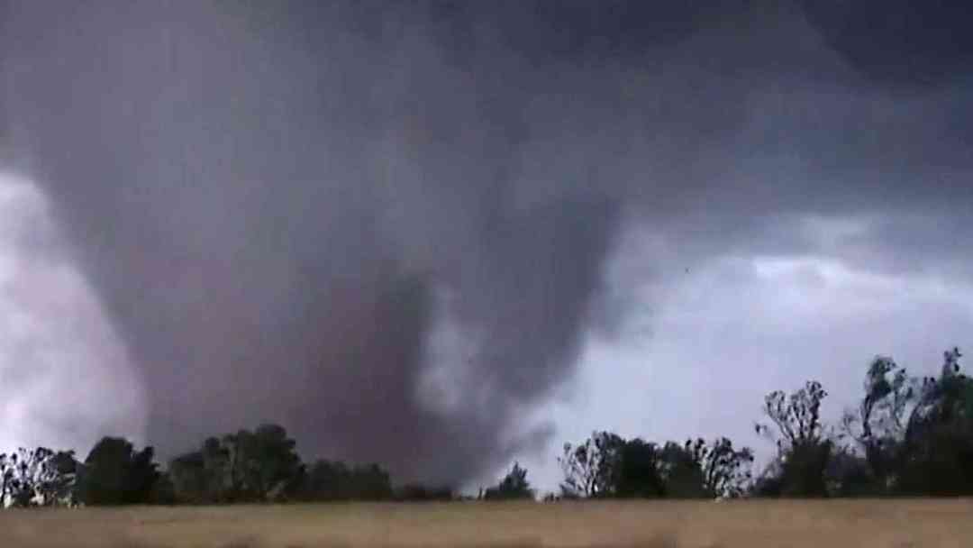 Tornado arrasa vecindarios en Oklahoma y la Cruz Roja habilita un refugio para damnificados | ViX