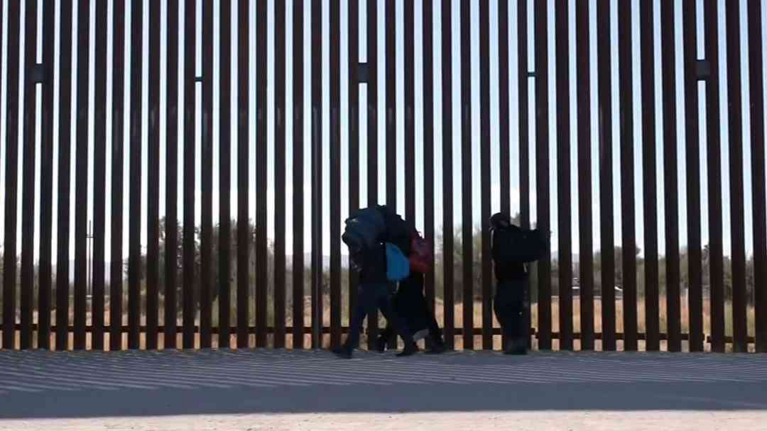 ¿Nuevo revés contra gobierno Trump sobre solicitudes de asilo en la frontera es una esperanza para inmigrantes varados? | ViX