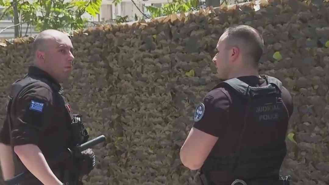 Policía busca a sospechoso de 89 años tras tiroteos en dos puntos en Atenas | ViX