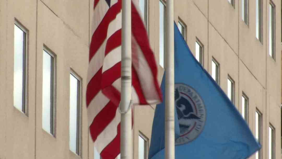 ¿Tus redes sociales te pueden costar la residencia? Por qué hablar mal de EEUU pone en riesgo tu ‘Green Card’ | ViX