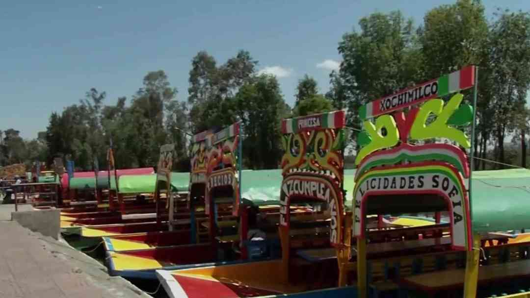 Turistas desnudos en trajineras de Xochimilco generan debate y posible sanción en México | ViX