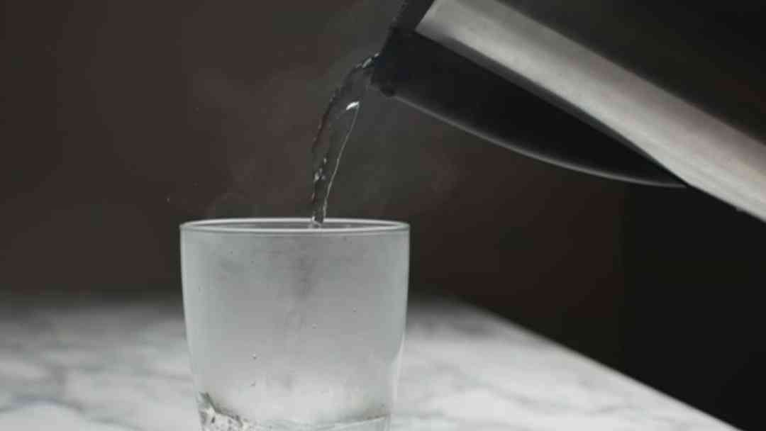 ¿Agua caliente o tibia en ayunas? Doctor aclara mitos y realidades para la salud | ViX