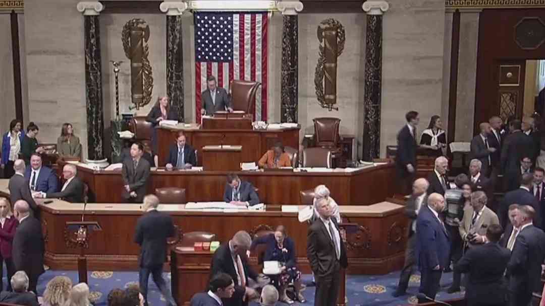 Cámara de Representantes aprueba 70 mil millones para control migratorio sin votos demócratas | ViX