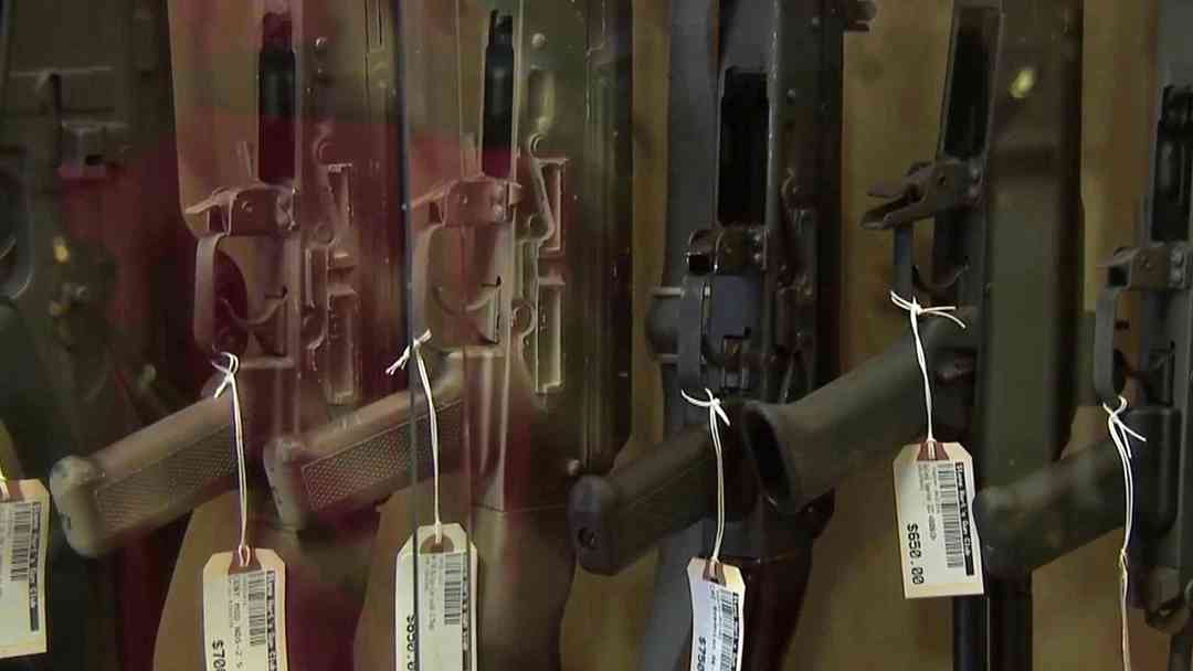 Dpto. Justicia impulsa 34 normas para reducir los controles a vendedores de armas en EEUU | ViX