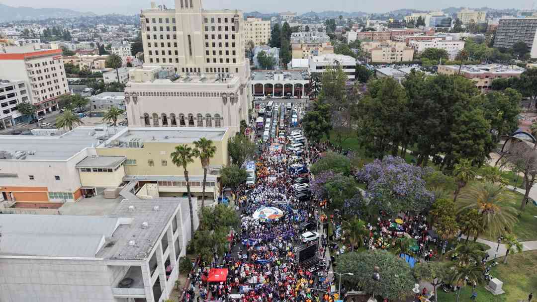 Protestas y bolsillo: La doble lucha de los trabajadores inmigrantes este 1 de mayo | ViX