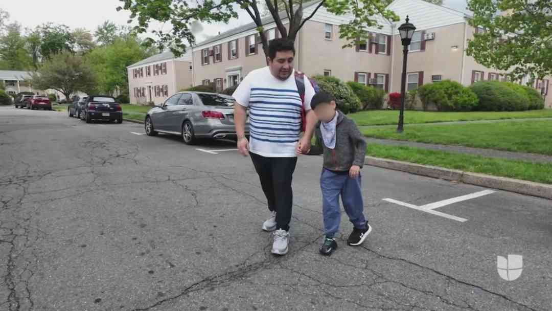 Entre la deportación y la salud: Familia ecuatoriana busca quedarse en EEUU por tratamiento de su hijo con parálisis | ViX