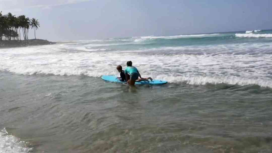 Encuentran en las olas una terapia: Así es como las costas de Puerto Plata ayudan a niños con autismo | ViX