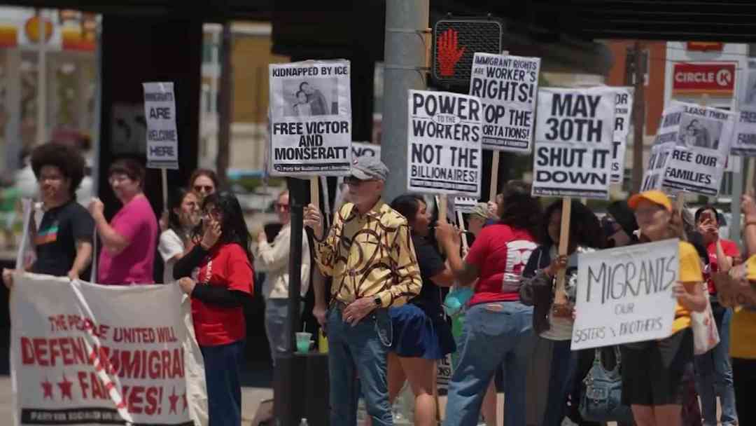 Protestan en Texas por detención de madre venezolana y sus hijos en San Antonio | ViX