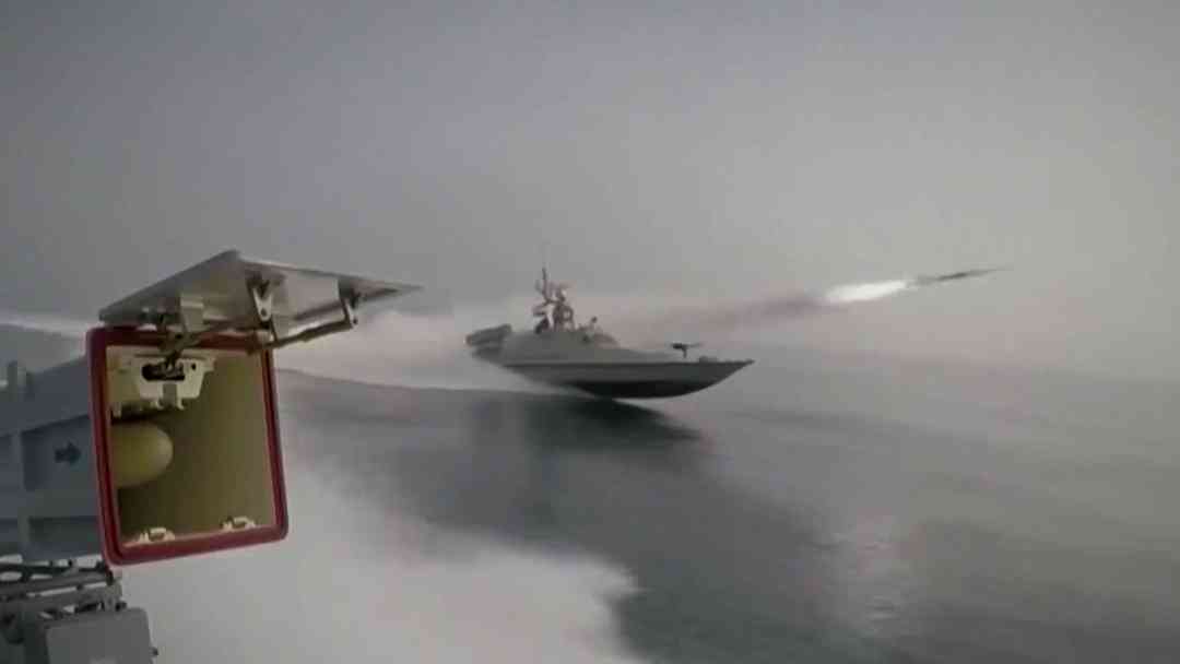 El Comando Central desmiente impacto de misiles iraníes contra buque naval de EEUU | ViX