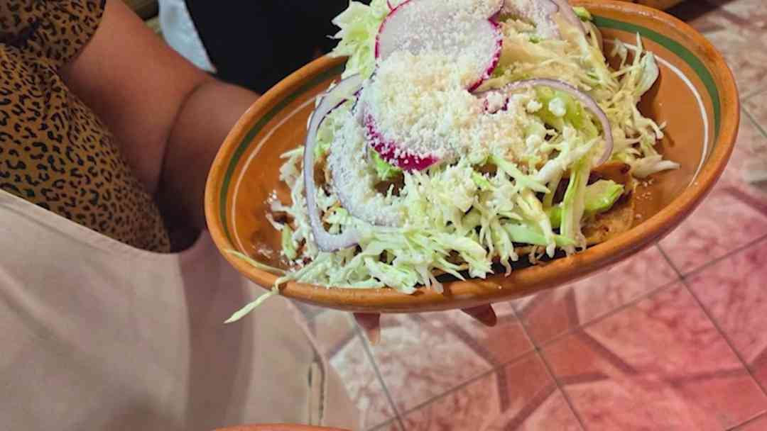 De las ventas sin permiso al éxito: Familia hispana pasó de las multas a tener un popular comedor casero en Los Ángeles | ViX
