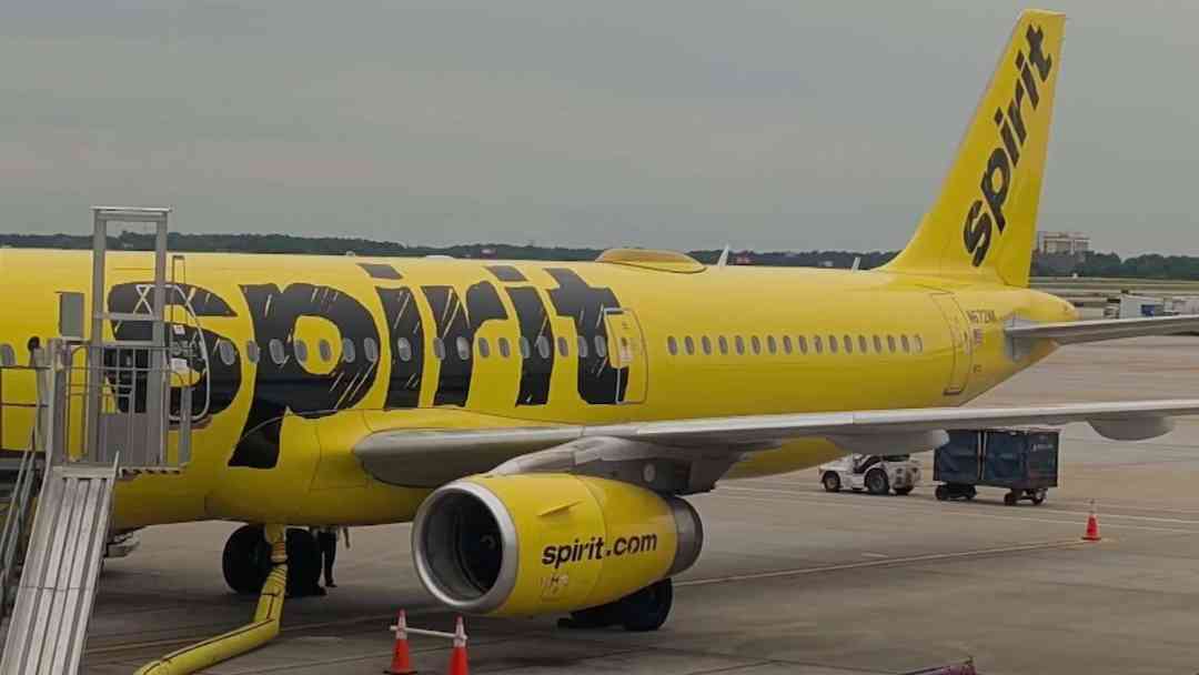 Salida de Spirit eleva tarifas aéreas y reduce opciones para viajeros en EEUU | ViX
