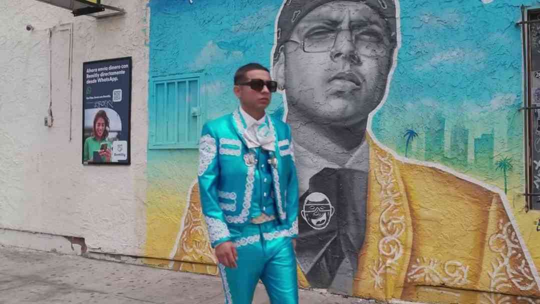 Barbero mariachi ayuda a personas sin hogar en Los Ángeles | ViX