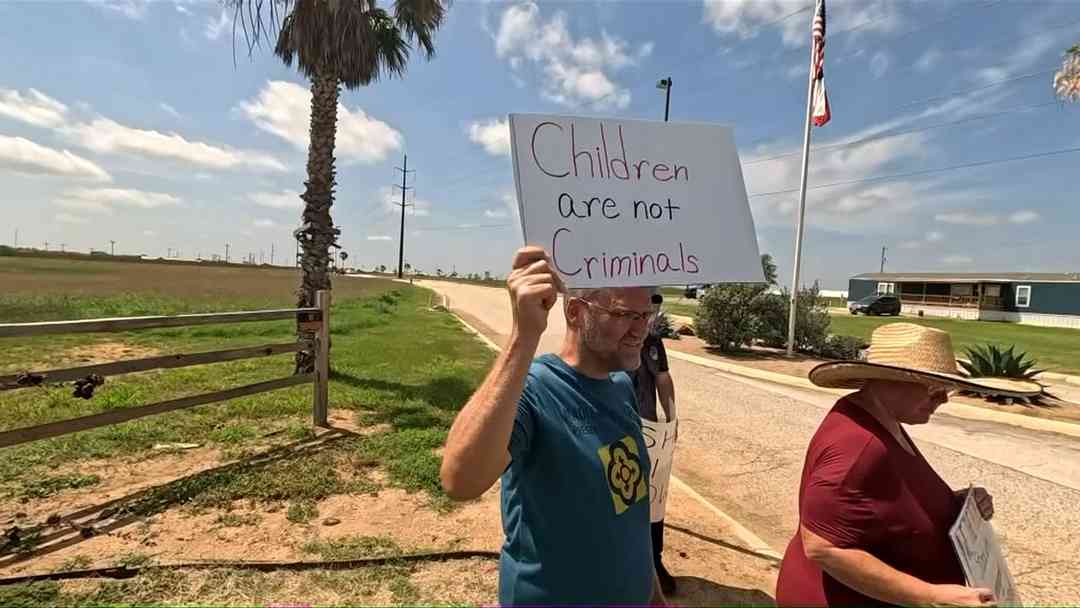 Pese a presiones, continúa el flujo de familias inmigrantes hacia el centro de detención Dilley, Texas | ViX