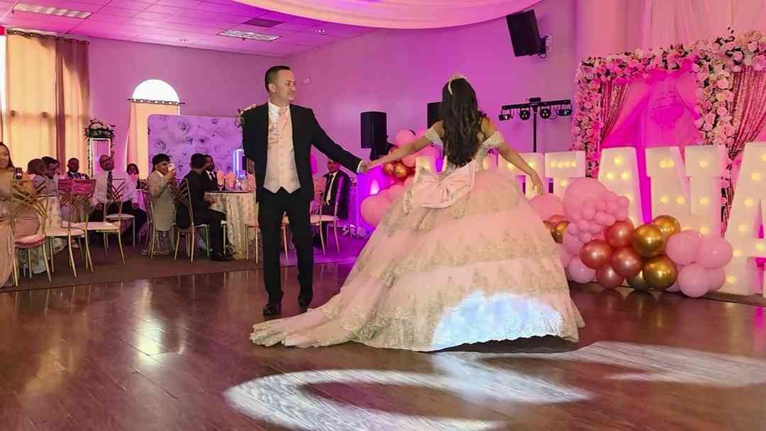 "Nos quedamos sin trabajo, tenemos que acomodarnos": Familias hispanas luchan por mantener celebración de quinceañeras | ViX
