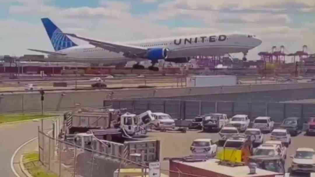 Nuevas imágenes muestran aterrizaje aparatoso del vuelo 169 de United en Newark | ViX