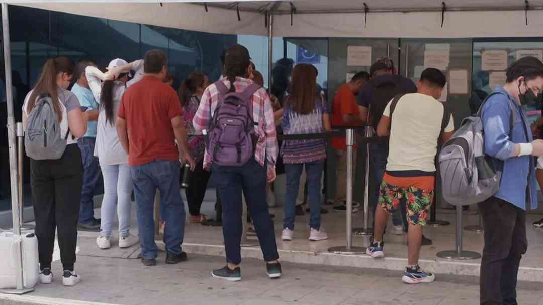 Influencer mexicano guía retorno de inmigrantes a México ante miedo a deportaciones | ViX