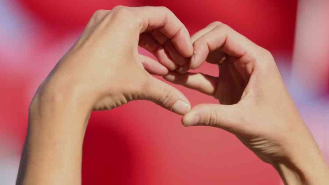 Prueba de uñas alerta sobre acropaquia y posibles problemas de pulmón, corazón o hígado | ViX