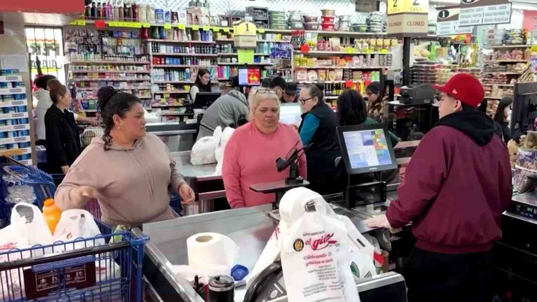 Madres en EEUU dejan de comer por sus hijos: La dura realidad del hambre en hogares | ViX