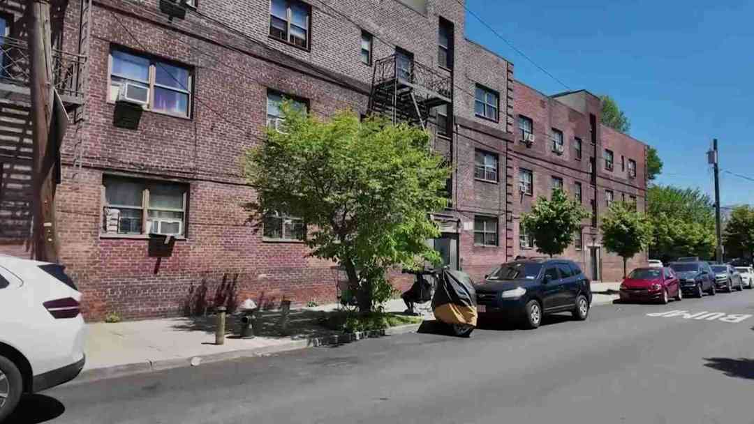 Vecinos del Bronx viven atemorizados por hombre armado con un hacha | ViX