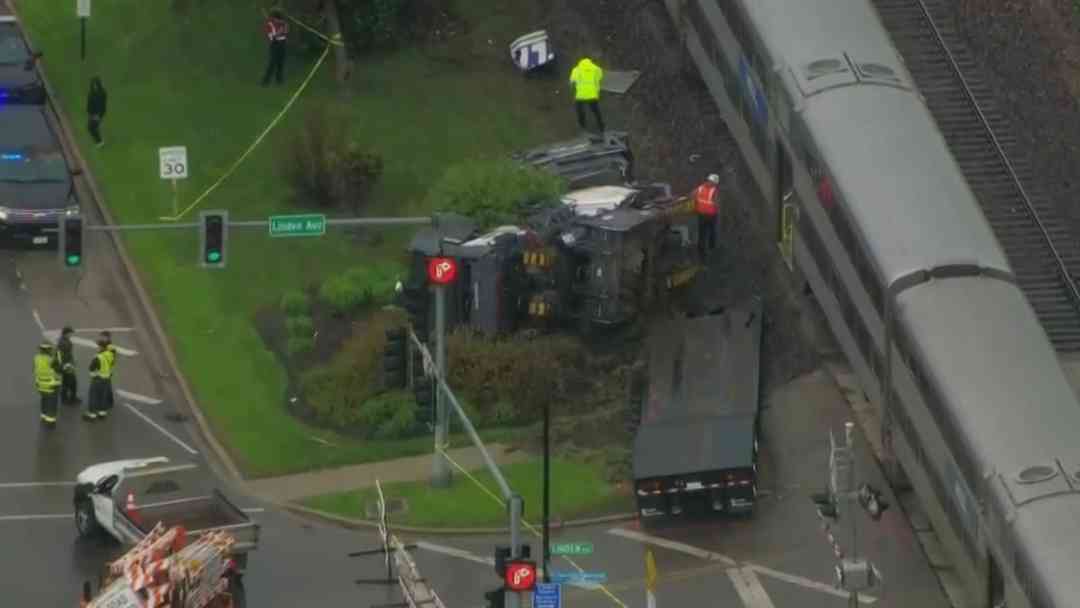 Tren de pasajeros choca contra camión y deja dos heridos en Illinois | ViX