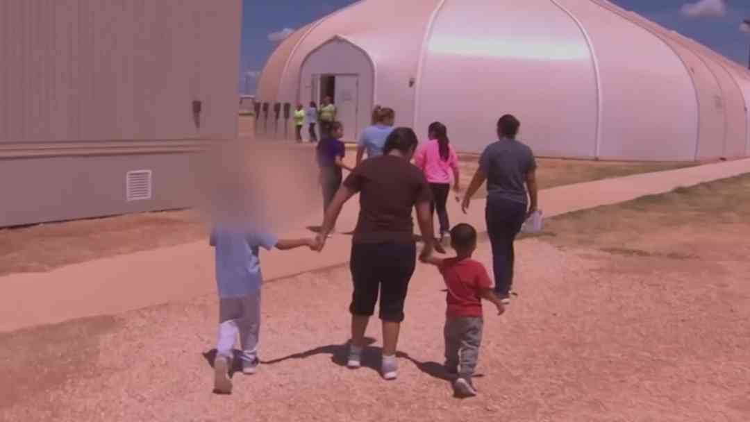 Madres postparto viven detenidas en centros de detención de ICE, lejos de sus bebés en Texas | ViX