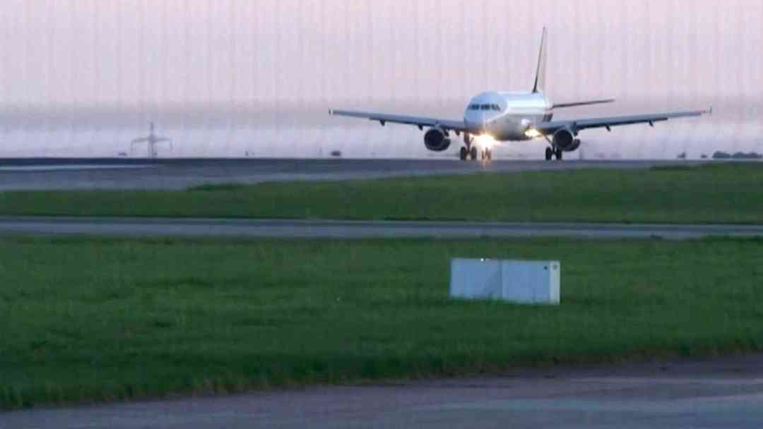 Hantavirus hoy 11 de Mayo | Llega a Nebraska avión con estadounidenses repatriados de las Islas Canarias | ViX