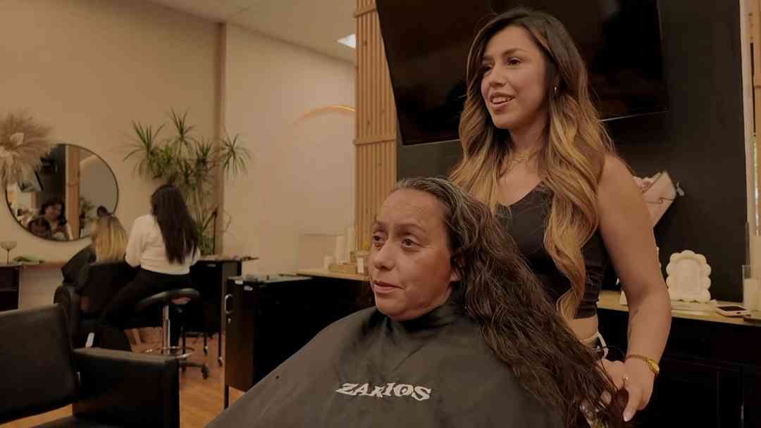 Salón de belleza en California acepta trueques y causa furor en redes | ViX
