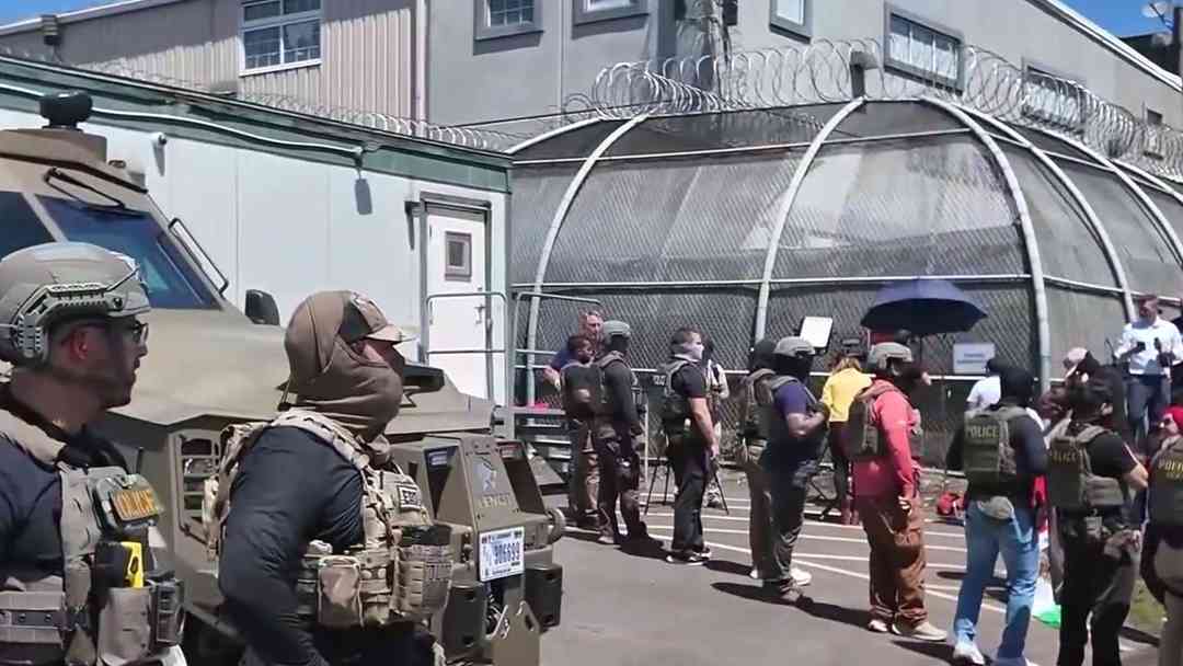 Protestas en el centro de ICE en Newark hoy: Activistas denuncian brote de covid y maltratos | ViX