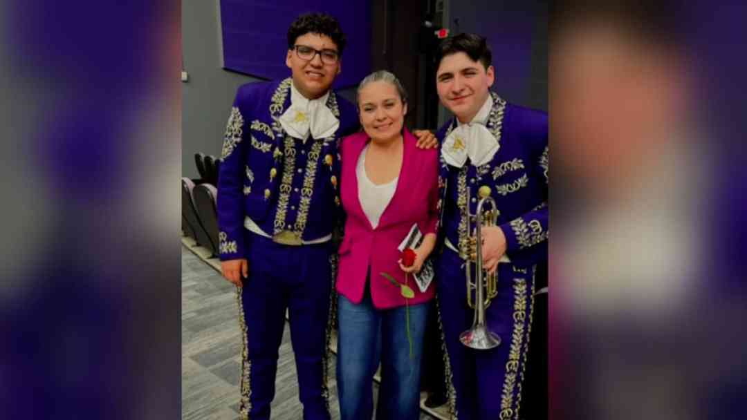 Hermanos mariachis detenidos en Dilley recuperan la libertad y vuelven a cantar | ViX