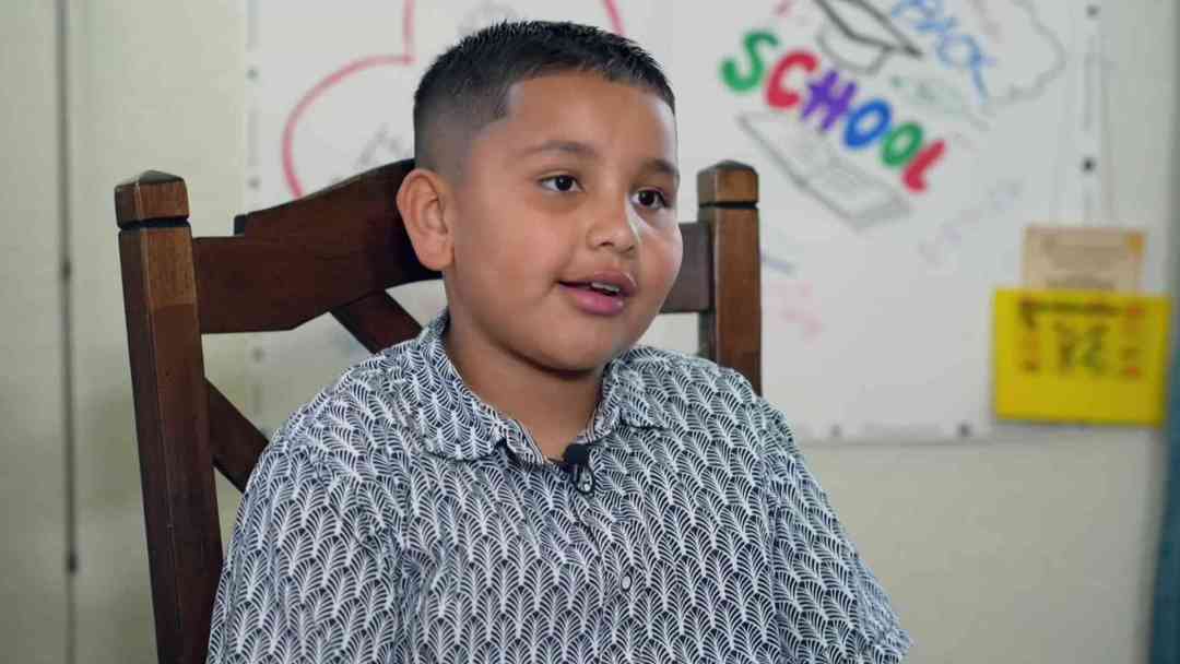 Niño detenido en Dilley cumple su sueño al competir en torneo estatal de deletreo | ViX