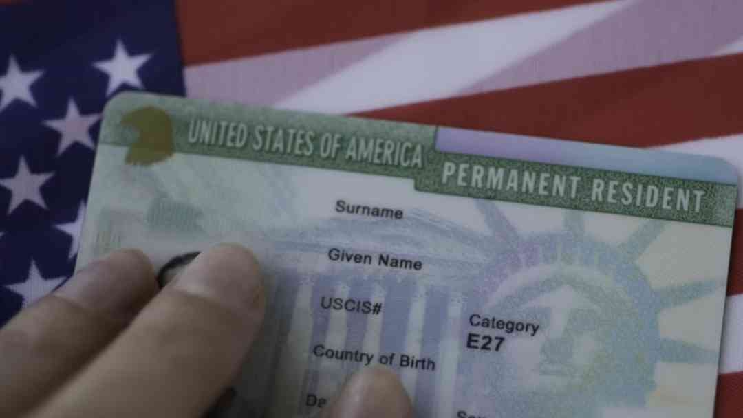 Gobierno de Trump flexibiliza proceso para obtener residencia | ViX
