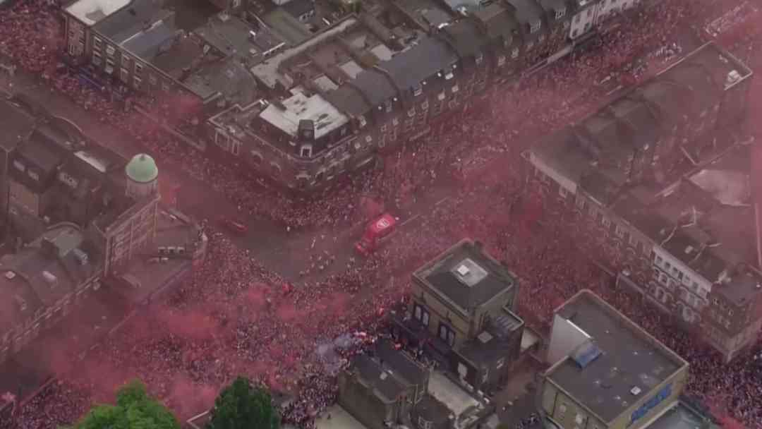 Londres se pinta de rojo por el histórico título del Arsenal | ViX