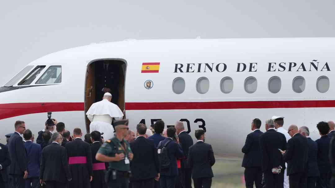 Crónica: Así fue la falla que llevó al papa León XIV a 'tomar prestado' avión del Rey de España para volver a Roma | ViX