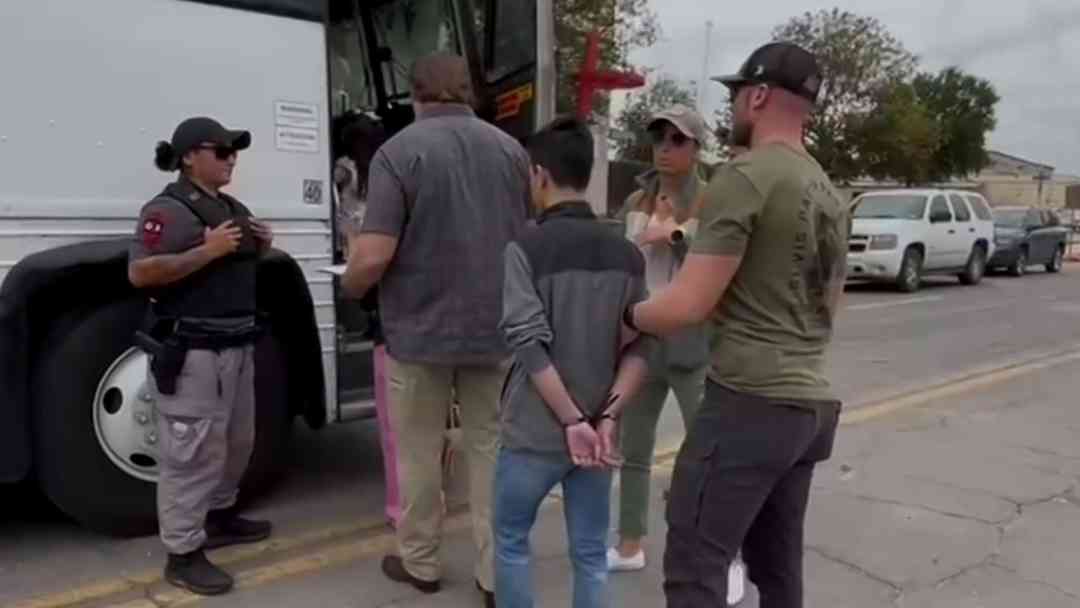 Miles de niños en EEUU viven sin sus padres tras deportaciones | ViX