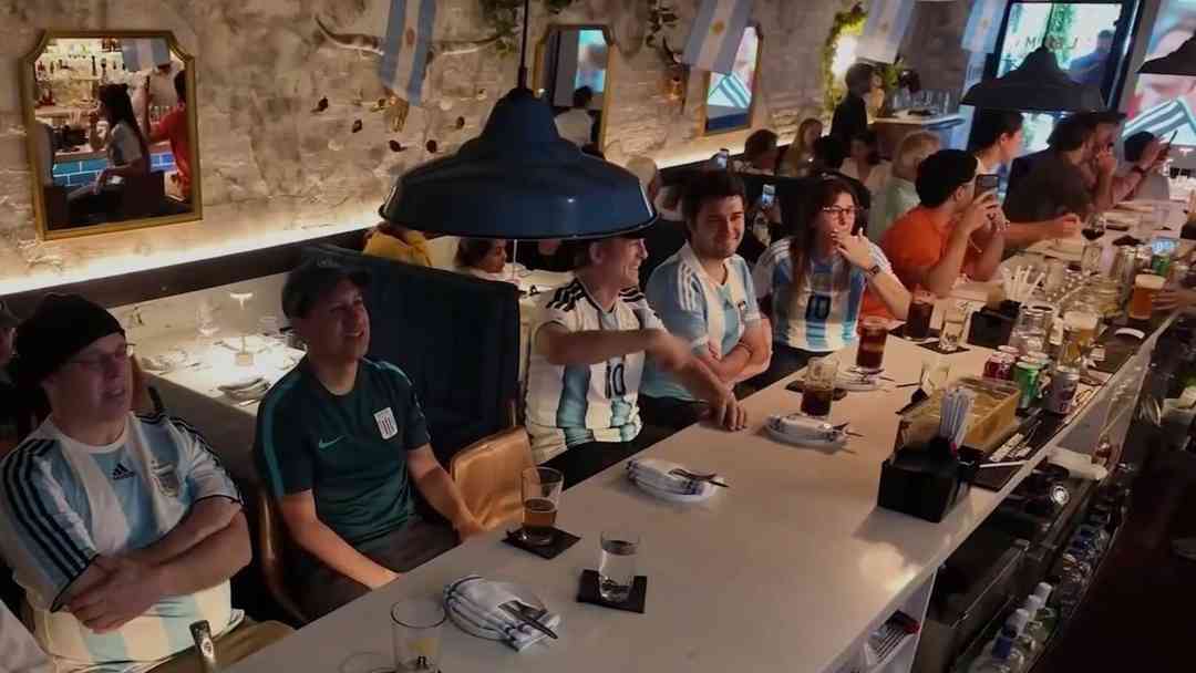 Nueva York enfrenta confusión por cultura de propinas en restaurantes | ViX