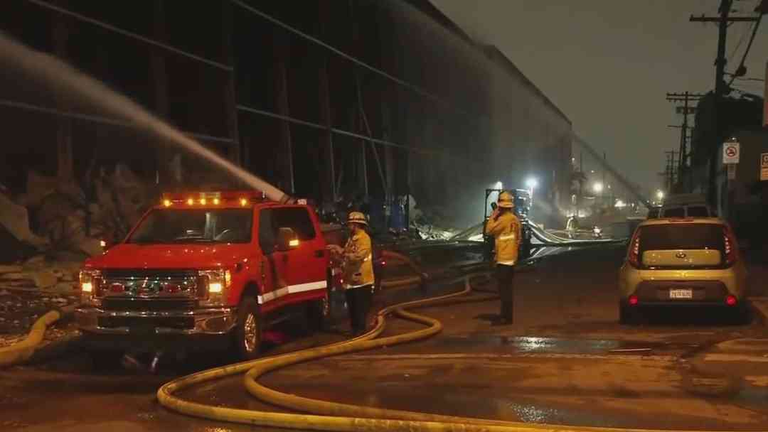 Incendio en Boyle Heights cumple 6 días: Declaran estado de emergencia por incendios en LA | ViX