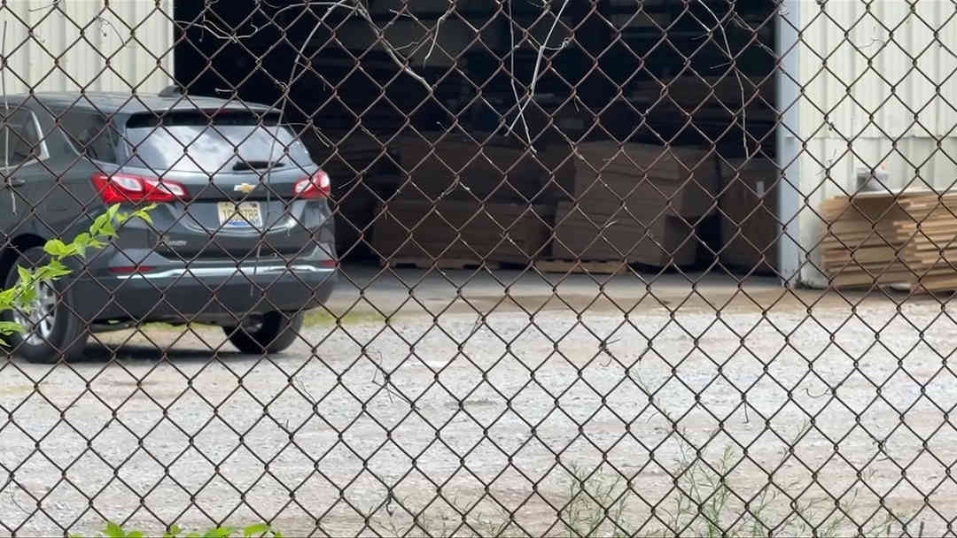 Crece la desesperación en Alabama por el destino de 30 trabajadores arrestados en redadas en fábricas de muebles | ViX