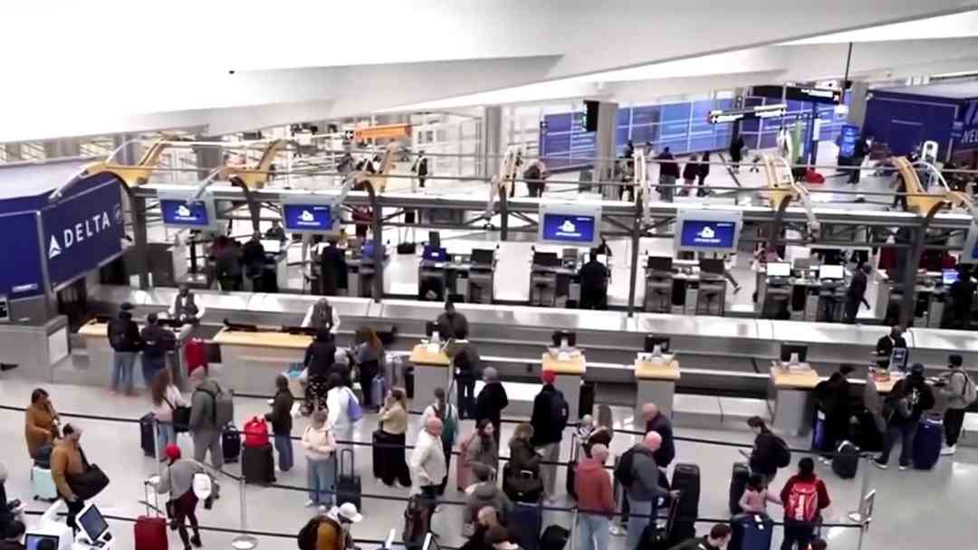 Feriado récord: Millones de estadounidenses en carreteras y aeropuertos listos por el 4 de Julio | ViX