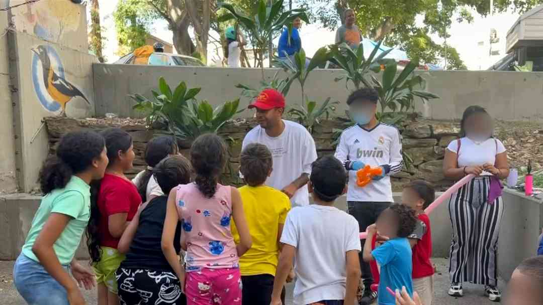 Voluntarios despliegan juegos afuera de un hospital para sanar el trauma de niños tras terremotos en Venezuela | ViX